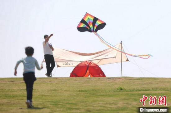 沒有太陽也會被曬傷?專家提醒警惕“云層增強效應”-易網健康<a href=http://www.xllyou.com/jkys/ target=_blank class=infotextkey>養生</a>網 沒有太陽也會被曬傷?專家提醒警惕“云層增強效應”