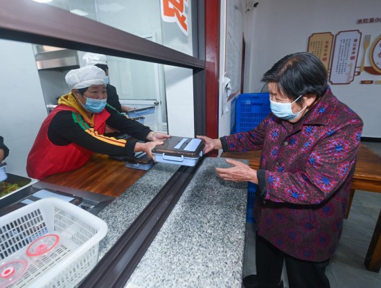 全力守護(hù)2.67億多老年人健康養(yǎng)老——2021年度國(guó)家老齡事業(yè)發(fā)展公報(bào)透視-易網(wǎng)健康<a href=http://www.xllyou.com/jkys/ target=_blank class=infotextkey>養(yǎng)生</a>網(wǎng) 全力守護(hù)2.67億多老年人健康養(yǎng)老——2021年度國(guó)家老齡事業(yè)發(fā)展公報(bào)透視