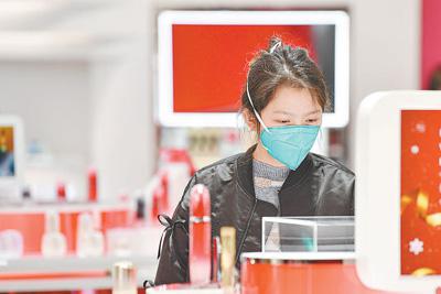 把恢復(fù)和擴(kuò)大消費(fèi)擺在優(yōu)先位置