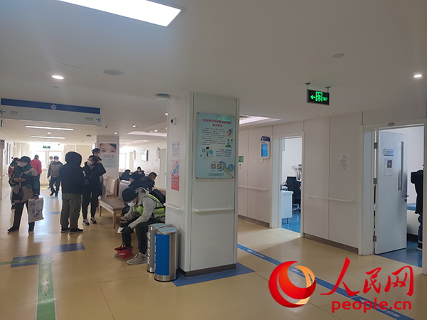 探訪北京市部分社區(qū)醫(yī)院:綠色通道保障藥品供應(yīng)充足-易網(wǎng)<a href=http://www.xllyou.com/ target=_blank class=infotextkey>健康養(yǎng)生</a>網(wǎng) 探訪北京市部分社區(qū)醫(yī)院:綠色通道保障藥品供應(yīng)充足