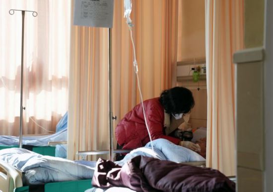 一線直擊:上海社區(qū)醫(yī)院助力重癥救治“關口前移”-易網(wǎng)<a href=http://www.xllyou.com/ target=_blank class=infotextkey>健康養(yǎng)生</a>網(wǎng) 一線直擊:上海社區(qū)醫(yī)院助力重癥救治“關口前移”