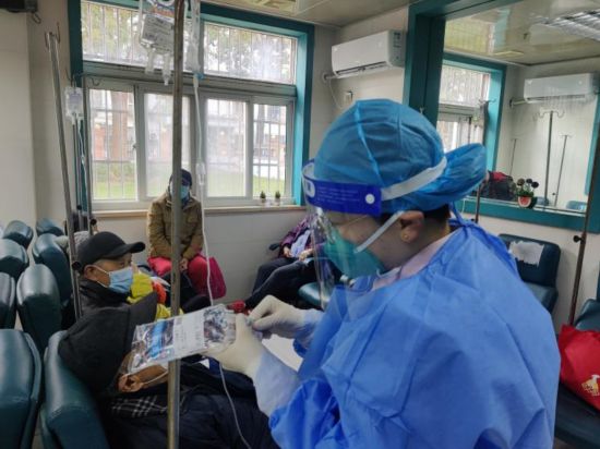 一線直擊:上海社區(qū)醫(yī)院助力重癥救治“關口前移”-易網(wǎng)健康<a href=http://www.xllyou.com/jkys/ target=_blank class=infotextkey>養(yǎng)生</a>網(wǎng) 一線直擊:上海社區(qū)醫(yī)院助力重癥救治“關口前移”