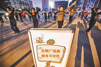 咱老百姓舞怎么跳才健康?-易網(wǎng)健康<a href=http://www.xllyou.com/jkys/ target=_blank class=infotextkey>養(yǎng)生</a>網(wǎng) 咱老百姓舞怎么跳才健康?