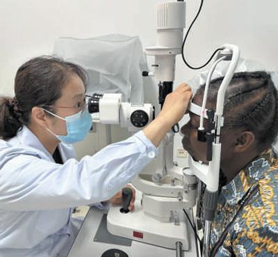 為增進世界人民健康福祉作出貢獻(中國援外醫(yī)療隊派遣60周年)-易網(wǎng)<a href=http://www.xllyou.com/ target=_blank class=infotextkey>健康養(yǎng)生</a>網(wǎng) 為增進世界人民健康福祉作出貢獻(中國援外醫(yī)療隊派遣60周年)