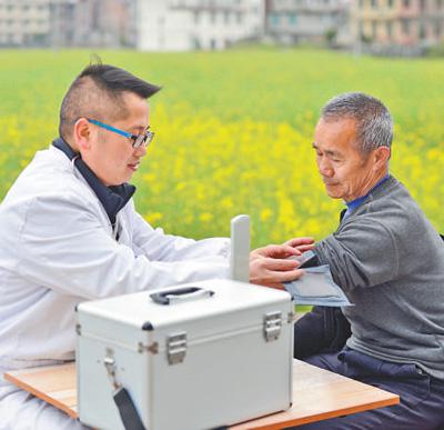 服務(wù)鄉(xiāng)親醫(yī)人暖心