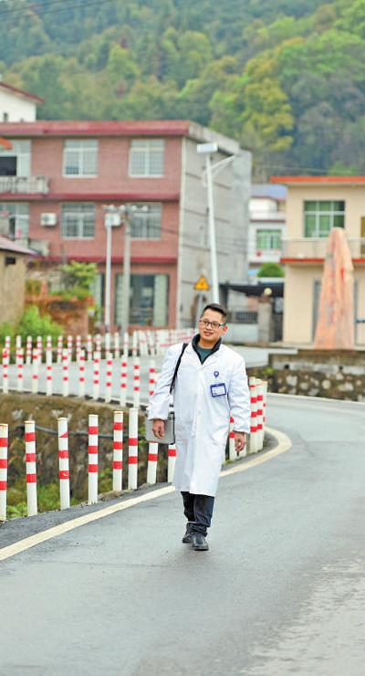 服務(wù)鄉(xiāng)親醫(yī)人暖心