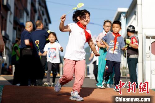 北京275所受災學校如期開學 “開學第一課”關注心理健康-易網<a href=http://www.xllyou.com/ target=_blank class=infotextkey>健康養生</a>網 北京275所受災學校如期開學 “開學第一課”關注心理健康