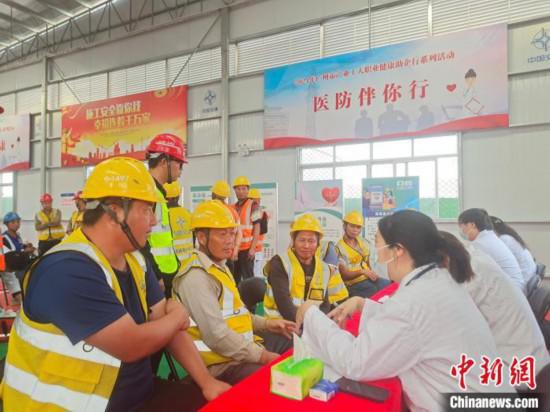 門(mén)診“開(kāi)進(jìn)”工地:廣州職工就醫(yī)更方便快捷-易網(wǎng)健康<a href=http://www.xllyou.com/jkys/ target=_blank class=infotextkey>養(yǎng)生</a>網(wǎng) 門(mén)診“開(kāi)進(jìn)”工地:廣州職工就醫(yī)更方便快捷