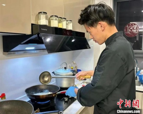 “食”在春節:私廚上門受熱捧 訂單排至3月-易網健康養生網 “食”在春節:私廚上門受熱捧 訂單排至3月