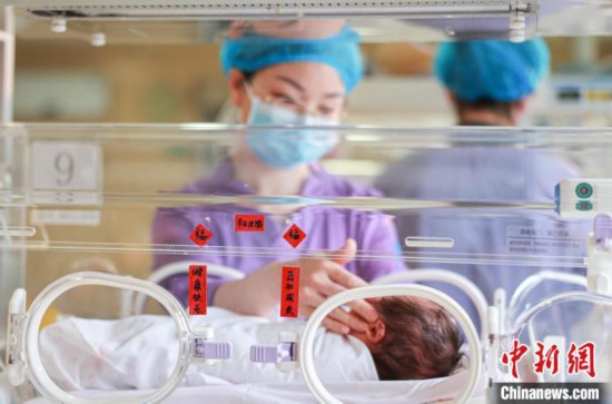 山東榮成:新生兒重癥監護病房里的春節-易網健康<a href=http://www.xllyou.com/jkys/ target=_blank class=infotextkey>養生</a>網 山東榮成:新生兒重癥監護病房里的春節