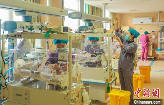 山東榮成:新生兒重癥監護病房里的春節-易網健康養生網 山東榮成:新生兒重癥監護病房里的春節