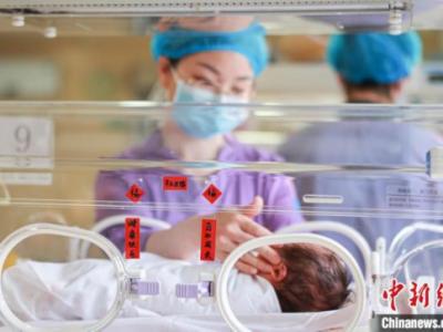 山東榮成:新生兒重癥監護病房里的春節
