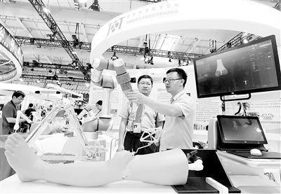 機器人進手術室 助力醫療精準化