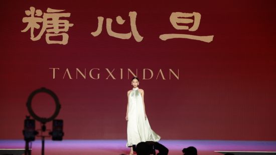 上新 提質(zhì) 惠民——從我國首個國際精品消費月看消費新動向-易網(wǎng)<a href=http://www.xllyou.com/ target=_blank class=infotextkey>健康養(yǎng)生</a>網(wǎng) 上新 提質(zhì) 惠民——從我國首個國際精品消費月看消費新動向