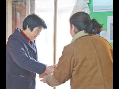 有了智能手機,67歲的高蓮翠學會網購年貨(民生一線·銀發經濟促消費)