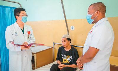 遇見(jiàn)這群中國(guó)醫(yī)生，坦桑小伙從絕望中掙脫