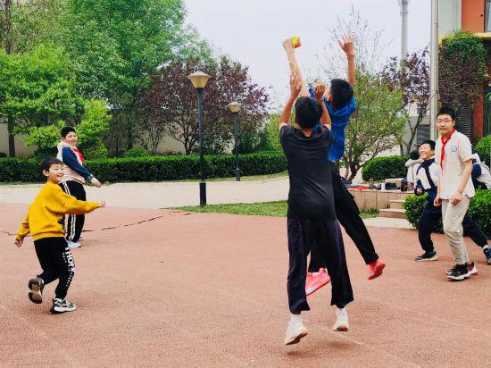 中小學(xué)生每天在校運動時間如何達到2小時?——來自河北多地校園的走訪觀察-易網(wǎng)<a href=http://www.xllyou.com/ target=_blank class=infotextkey>健康養(yǎng)生</a>網(wǎng) 中小學(xué)生每天在校運動時間如何達到2小時?——來自河北多地校園的走訪觀察