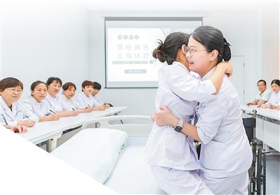 免陪照護，何以讓患者安心家屬省心（人民眼·醫(yī)院免陪照護服務）