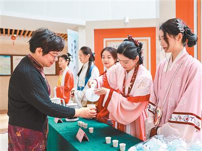 天氣轉(zhuǎn)寒，老年人該如何養(yǎng)生防??？（健康驛站）