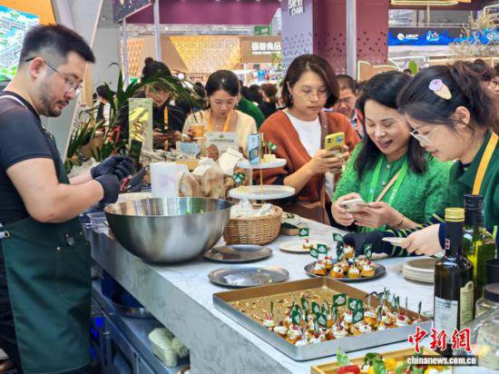 (第八屆進(jìn)博會(huì))“健康中國(guó)”向全球敞開(kāi)機(jī)遇大門(mén)-易網(wǎng)健康<a href=http://www.xllyou.com/jkys/ target=_blank class=infotextkey>養(yǎng)生</a>網(wǎng) (第八屆進(jìn)博會(huì))“健康中國(guó)”向全球敞開(kāi)機(jī)遇大門(mén)