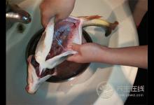 生鮮用清水洗不凈?面粉洗肥腸除異味更佳