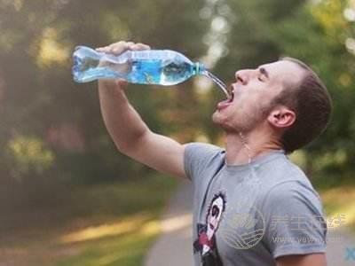 有這三種喝水習慣的朋友趕快改改，傷身又傷腎