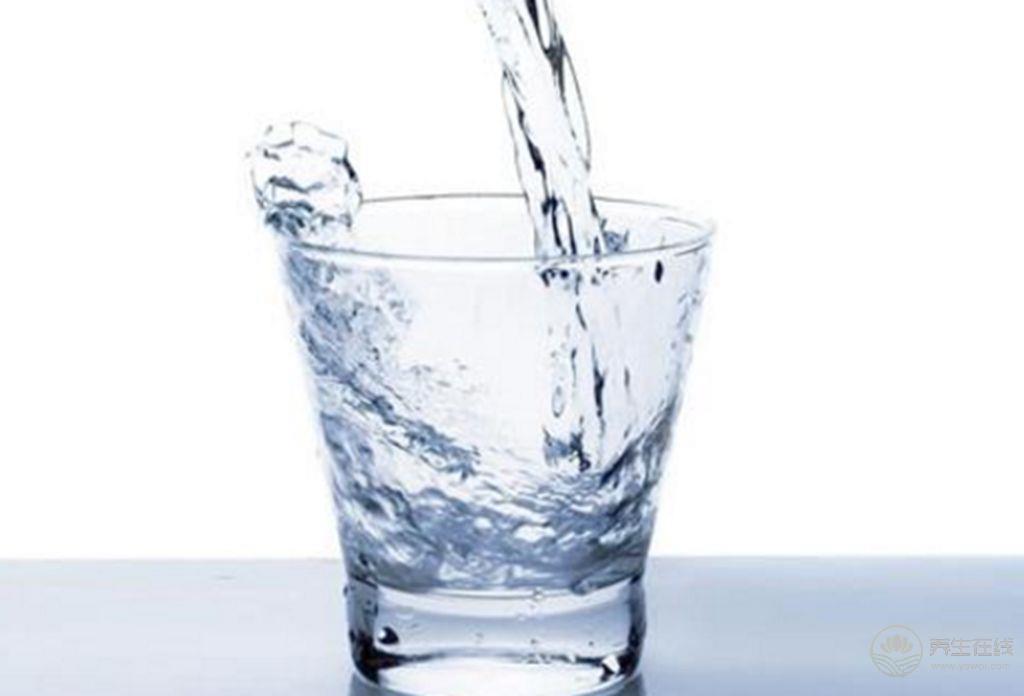 有這三種喝水習慣的朋友趕快改改，傷身又傷腎