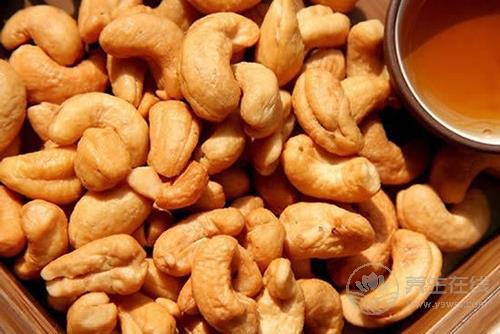 吃芹菜拌腰果降壓養(yǎng)顏 芹菜拌腰果的簡單做法 吃芹菜拌腰果降壓養(yǎng)顏 芹菜拌腰果的簡單做法