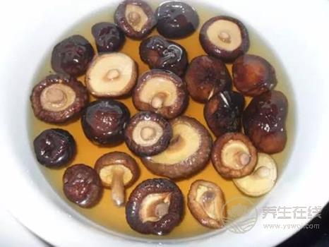 如何挑選干香菇?泡完干香菇的水千萬別倒 如何挑選干香菇?泡完干香菇的水千萬別倒