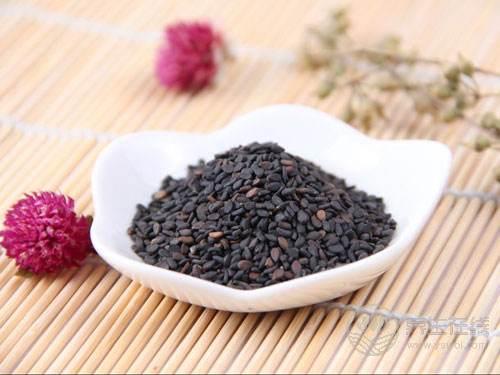 女性不想提前衰老，3種黑色食物可多吃，家家常備