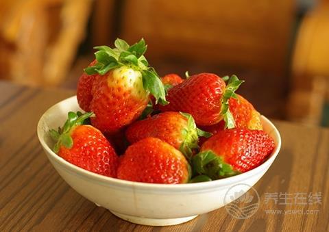 空心草莓是催熟or自然現(xiàn)象? 草莓長(zhǎng)這樣你敢吃嗎 空心草莓是催熟or自然現(xiàn)象? 草莓長(zhǎng)這樣你敢吃嗎