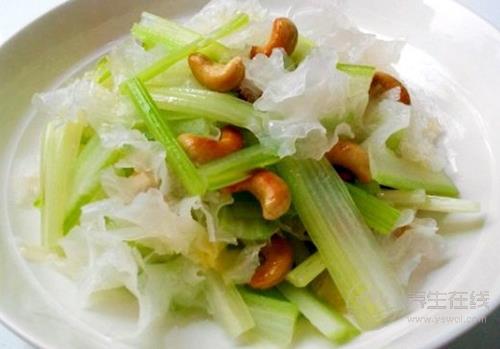 吃芹菜拌腰果降壓養(yǎng)顏 芹菜拌腰果的簡單做法 吃芹菜拌腰果降壓養(yǎng)顏 芹菜拌腰果的簡單做法