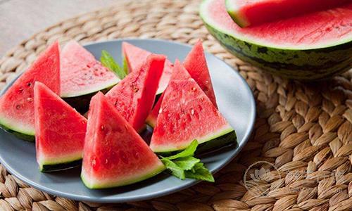 西瓜皮九種<a href=http://www.xllyou.com/jkys/ target=_blank class=infotextkey>養(yǎng)生</a>吃法 清熱除煩解渴利尿 西瓜皮九種養(yǎng)生吃法 清熱除煩解渴利尿