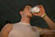 健身到底要不要吃蛋白粉，為什么我吃了一年感覺效果不是很明顯？