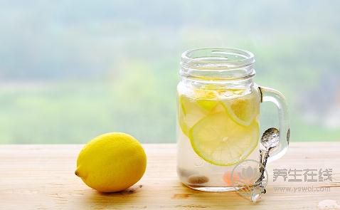 檸檬水美白,但不可過量飲用 檸檬水美白,但不可過量飲用