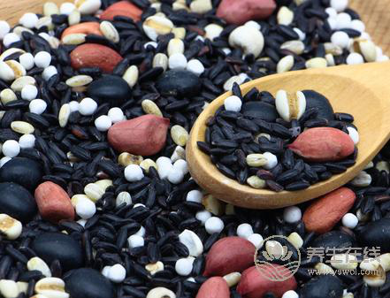 頭皮屑多很尷尬?不妨多吃這幾種食物 頭皮屑多很尷尬?不妨多吃這幾種食物