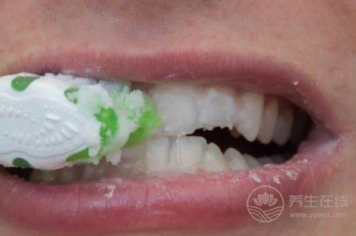 口臭太尷尬！做好三件事擺脫口臭困擾