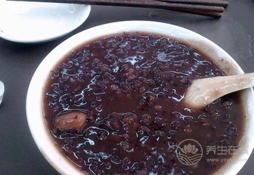 血虛人衰老，常吃這3種食物，撿回漂亮年輕的你