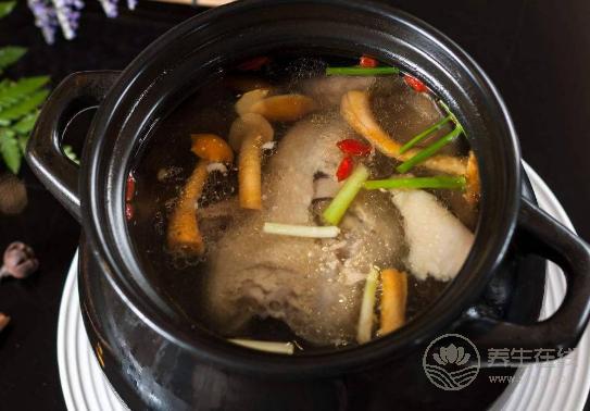 雞湯養(yǎng)生,這5種人最好不要喝,小心引病上身 雞湯養(yǎng)生,這5種人最好不要喝,小心引病上身