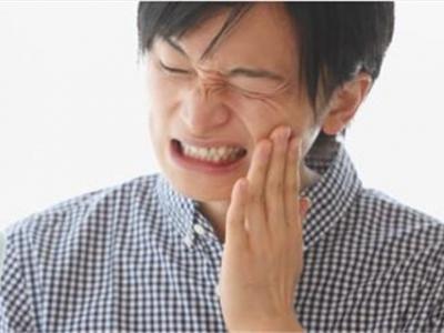 牙齒一碰到?jīng)鏊吞垡约把例X過敏的原因