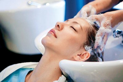 洗了頭發(fā)是自然干好還是用吹風(fēng)機(jī)吹干好 洗了頭發(fā)是自然干好還是用吹風(fēng)機(jī)吹干好