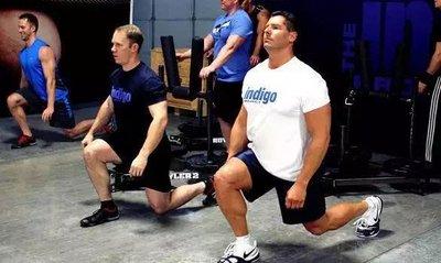 在健身房健身時哪些動作可以練腿