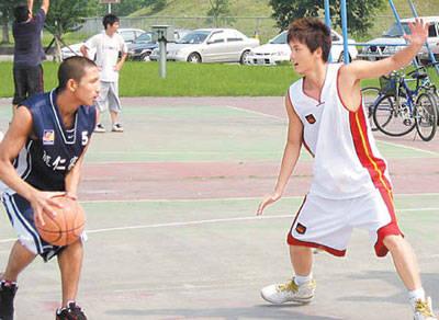 打籃球時膝蓋不小心扭傷如何處理