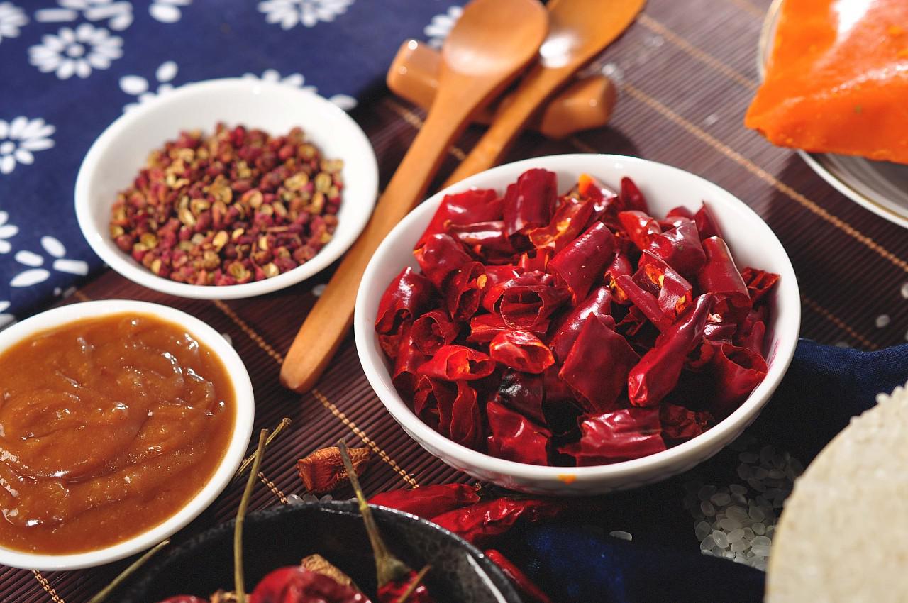 不同地區(qū)吃火鍋的調(diào)料有哪些不同