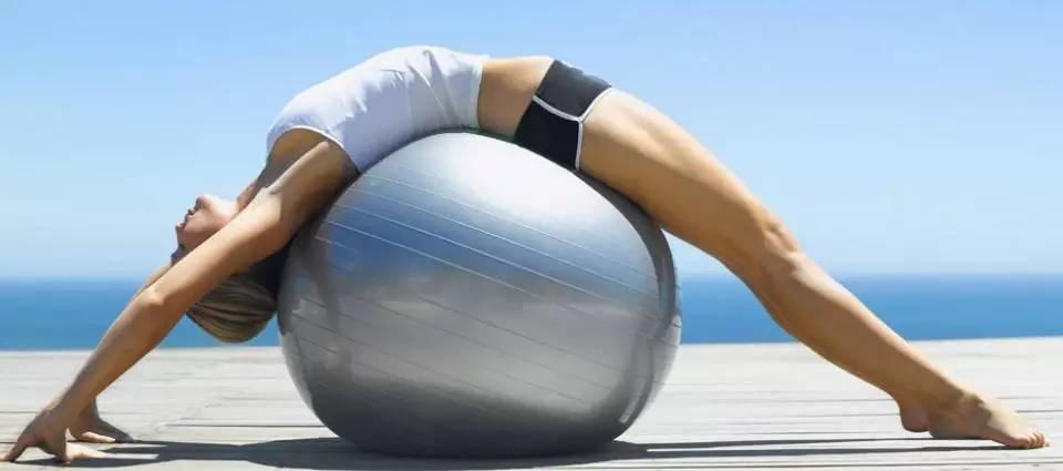 坐瑜伽球以及使用瑜伽球練習(xí)的好處 坐瑜伽球以及使用瑜伽球練習(xí)的好處
