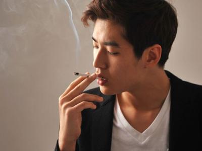 長期抽煙會(huì)導(dǎo)致一個(gè)人的膚色變黑嗎