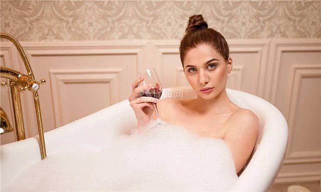 用浴缸泡澡對(duì)皮膚以及身體的好處 用浴缸泡澡對(duì)皮膚以及身體的好處