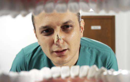 口臭的根源在于什么?哪些原因?qū)е驴诔?-易網(wǎng)健康<a href=http://www.xllyou.com/jkys/ target=_blank class=infotextkey>養(yǎng)生</a>網(wǎng) 口臭的根源在于什么?哪些原因?qū)е驴诔?