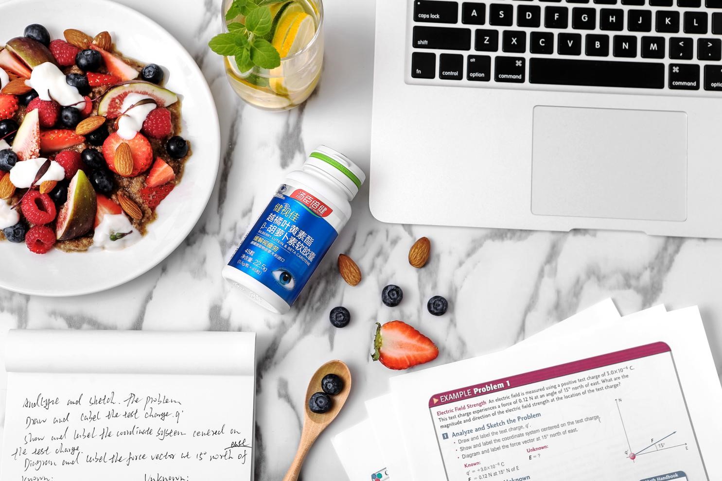 眼睛疲勞過度怎么辦?試試冷敷、熱敷和越橘葉黃素吧!-易網<a href=http://www.xllyou.com/ target=_blank class=infotextkey>健康養生</a>網 眼睛疲勞過度怎么辦?試試冷敷、熱敷和越橘葉黃素吧!