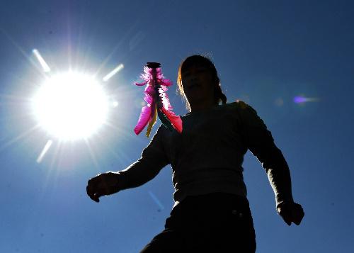 踢毽子對(duì)于身體的各方面有哪些好處-易網(wǎng)健康<a href=http://www.xllyou.com/jkys/ target=_blank class=infotextkey>養(yǎng)生</a>網(wǎng) 踢毽子對(duì)于身體的各方面有哪些好處